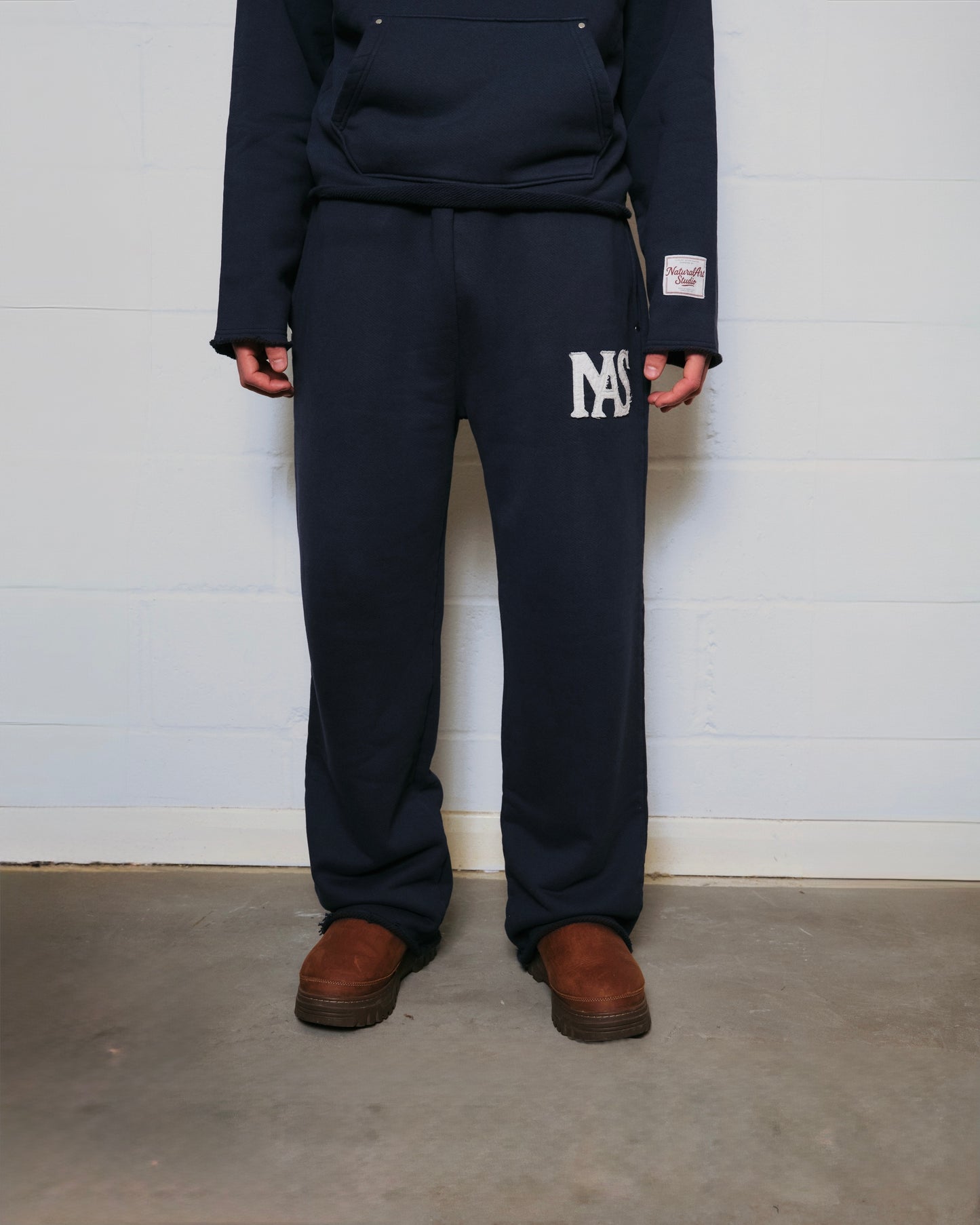 NAVY APPLIQUÉ SWEATPANTS
